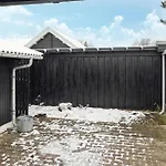 3 Bedroom Cozy In Корсёр